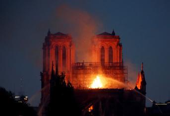 La catedral de Notre Dame duró varias horas ardiendo. Los trabajos de remodelación pudieron haber sido los causantes del incendio, pero se abrió una investigación policial.