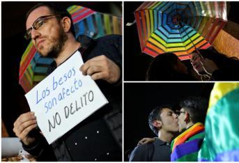 Más de 300 personas se reunieron frente al Centro Comercial Andino para manifestar su rechazo a la agresión hacia una pareja homosexual el pasado domingo. Estas son algunas de las mejores imágenes que deja la jornada.
