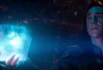 'Infinity War' empezó con Thanos interceptando la nave espacial que transporta a los sobrevivientes de Asgard. En este momento, Thanos ya tiene en la Gema del Poder, la cual había dejado bajo custodia de los Nova Corps en el planeta Xandar. 

En el ataque que hace el Titán junto a su equipo de supervillanos a la nave, extermina a casi toda la tripulación para luego someter a Thor y amenazar a Loki con matar a su hermano si no le entrega el Teseracto. Loki finge que no le importa la vida de Thor, pero termina cediendo ante dicha manipulación y le muestra el Teseracto. En ese instante aparece Hulk para pelear con Thanos, pero el Titán lo derrota rápidamente.