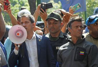 El presidente encargado de Venezuela, Juan Guaidó, se dirigió a sus simpatizantes acompañado por el líder opositor venezolano Leopoldo López.