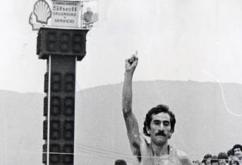 Domingo Tibaduiza es el primero, su marca en los 10.000 m está desde el 11 de junio de 1978, cuando paró el crono en 27 min 53 s. en Wier, Austria.