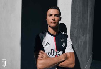 Cristiano Ronaldo lució la camiseta que le dice adiós a las clásicas rayas blanco y negro, y ahora lleva una línea rosada como homenaje al primer color con el que jugó el club.