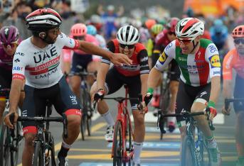 Fernando Gaviria saluda a Elia Viviani, en el embalaje de la tercera etapa del Giro. El italiano fue descalificado en la jornada y el ganador fue el colombiano.,