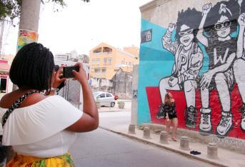 Las fotos en las esquinas de las casonas , la amabilidad  de su gente  y sobretodo el  colorido  de sus grafitis pintados en las fachadas de algunas edificaciones hacen que sea muy llamativo y especial el popular barrio Getsemaní, ubicado en el centro de la ciudad de Cartagena.