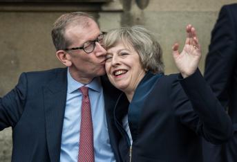 Theresa May asume como primera ministra el 11 de julio de 2016, y aluda a la prensa en la entrada del palacio de Westminster junto a su marido John May.