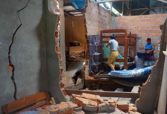Ciudadanos intentar salvar sus pertemnencias tras el devastador terremoto en Yurimaguas, provincia peruana del Amazonas.
