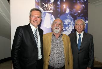 Gautier Mignot, embajador de Francia; el artista Hugo Zapata y Carlos Alberto Leyva, presidente de la Fundación Corazón Verde.