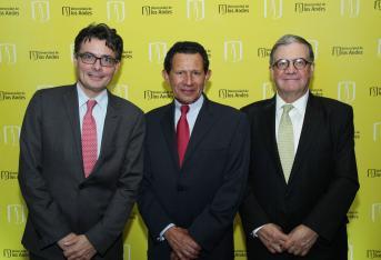 Alejandro Gaviria, rector de la Universidad de los Andes;  Eduardo Pacheco, presidente de Colpatria,  y el rector saliente de la Universidad de los Andes Pablo Navas.