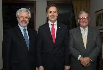 Cristián Undurraga; Ricardo Hernández, embajador de Chile, y Pablo Navas Sanz de Santamaría.