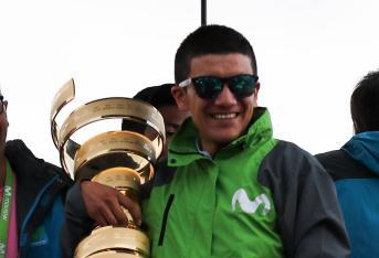 Richar Carapaz fue recibido como un héroe tras su llegada a Quito, luego de ganar hace unos días el Giro de Italia.