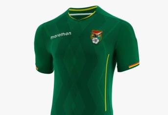La tradicional camiseta verde para los partidos titulares de la selección Boliviana cuenta con un diseño con bordes amarillos y el escudo cuenta con detalles en bajo relieve en forma de rombos con tonalidades de verde claro.