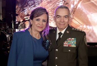 Adriana Correa y el general Oscar Atehortua Duque, director general de la Policía Nacional.