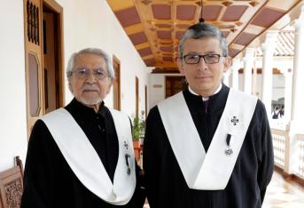 Pedro Gómez, homenajeado, y José Alejandro Cheyne, rector Universidad del Rosario.