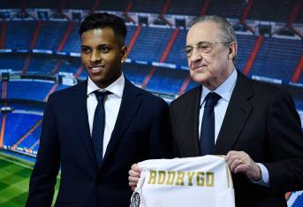 Rodrygo Goes, de 18 años, fue presentado como nuevo jugador del Real Madrid en el palco de honor del estadio Santiago Bernabéu.