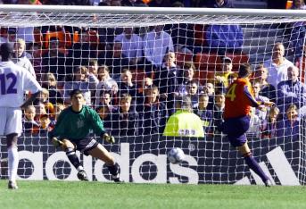 Fernando Torres debutó a los 16 años en el Atlético de Madrid, en 2001. Ese mismo año se coronó campeón del Europeo Sub-16, con gol en la final.