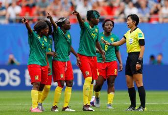 Camerún, perdiendo por 3-0 contra Inglaterra en octavos de final del Mundial Femenino, anotó un gol que fue sancionado por VAR como fuera de lugar.