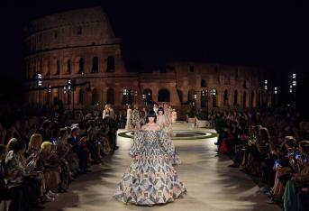 Con el impresionante Coliseo de fondo y a los pies del templo de Venus, la casa de moda Fendi rindió ayer jueves un mágico homenaje al que fuera su creador artístico durante 54 años, Karl Lagerfeld.