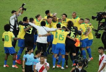 Festejo de los jugadores de Brasil.