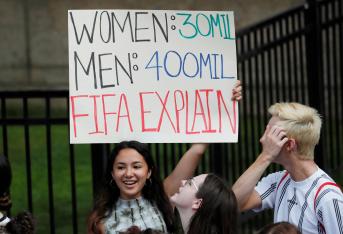 Entre gritos de festejo y llamados a la igualdad de salarios, la selección femenina de fútbol de Estados Unidos, campeona del mundo por cuarta vez, fue celebrada este miércoles por miles de personas en un desfile en Nueva York.