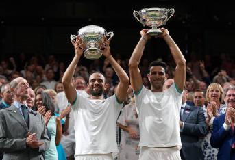 Los tenistas colombianos Sebastián Cabal y Robert Farah alzan la copa de la victoria en Wimbledon