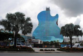 El grupo Hard Rock última la fase final del Hotel 
Guitarra, un impresionante complejo hotelero en Fort Lauderdale (Florida, EEUU) cuyo edificio principal tiene la forma de una guitarra y en cuyo interior todo ha sido diseñado "a lo grande".