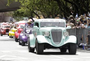 El desfile surgió hace 24 años, después de un desfile que organizó el Automóvil Club de Colombia como parte de la celebración de sus 50 años.