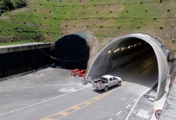 La velocidad promedio dentro del túnel es de 60 km/h mientras que en las vías a cielo abierto es de 80 km/h