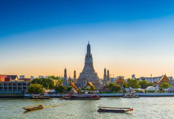 De acuerdo con el índice anual de ciudades globales presentado por Mastercard, Bangkok clasificó por cuarto año consecutivo como la ciudad más visitada en el mundo con aproximadamente 22.8 millones de visitantes reportados.

La capital de Tailandia tiene muchos lugares interesantes que se pueden visitar, por ejemplo, su palacio real en el cual se puede encontrar el buda más admirado de la ciudad, tallado en jade y con un tamaño de tan solo 45 centímetros.