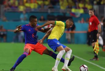 Acción de juego del partido entre Brasil y la Selección Colombia.