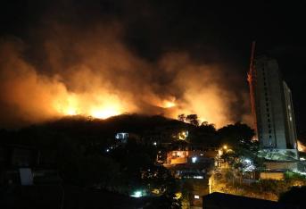 Las llamas volvieron a causar estragos en el cerro de Cristo Rey. Día y noche de llamas, humo y alarma en sectores residenciales y del comercio..