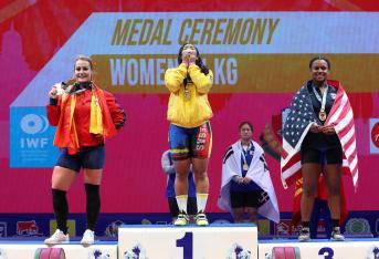 Leidy Solis (centro), oro en los 81 kilos del Mundial de Pesas.