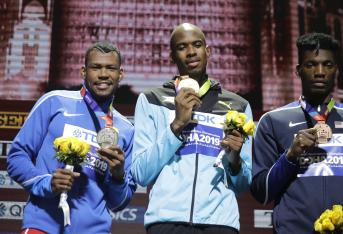 El podio de los 400 m, de izq. a der.; Anthony Zambrano, plata,  Steven Gardiner, oro, y Fred Kerley, bronce.