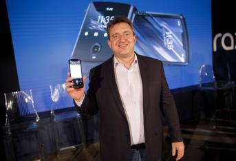 Sergio Buniac, presidente de Motorola Mobility Holdings Inc. y vicepresidente senior de Lenovo Group Ltd., presenta el teléfono inteligente Motorola Razr durante un evento en Los Ángeles, California, EE. UU., este martes.