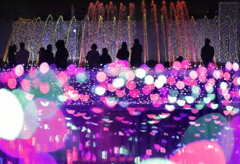 Alrededor de 6,5 millones de bombillas se usaron para iluminar este parque de Tokio (Japón). La iluminación de la fuente navideña se exhibirá hasta el 25 de diciembre de 2019 y forma parte de la exhibición 'Iluminación de Jewell' creada por Motoko Ishii.