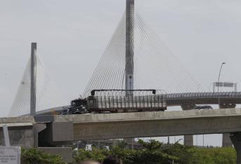 En la mañana de este viernes varios carros comenzaron a transitar por el nuevo puente Pumarejo, construido sobre el río Magdalena, para conectar a los departamentos del Atlántico y Magdalena con el resto del Caribe colombiano y el país.