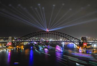 Australia fue uno de los primeros países en recibir el Año Nuevo 2020. El puerto de Sídney se adornó con mucho color para los festejos.