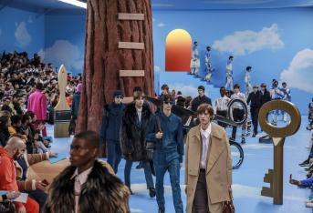 En la Semana de la moda de París, el diseñador Virgil Abloh de la casa de moda Louis Vuitton presentó una colección masculina realizada con un concepto que se debate entre el lujo y el 'streetwear', pero que mantiene los estándares de calidad de la marca.