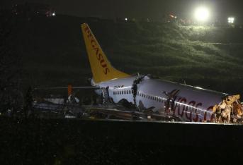 Según medios locales, el avión, que había despegado de Esmirna y llevaba a bordo a 177 pasajeros, derrapó en la pista y se rompió al salirse del asfalto.