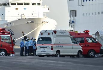 Personal médico al lado del crucero en cuarentena Diamond Princess en el puerto de Yokohama.