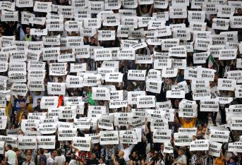 La Tragedia de Heysel ocurrida durante la final de la Copa de Europa de 1985 entre el Liverpool y el Juventus estuvo marcada por que la Comisión de Control y Disciplina de la Uefa sancionó a los clubes ingleses sin poder participar en competiciones europeas durante cinco años por los recurrentes episodios de violencia.