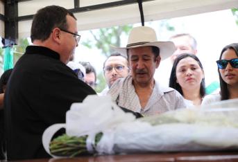 El lunes, la familia de Edison Lexander Lezcano Hurtado recibió su cuerpo, que fue exhumado en diciembre en una fosa común del cementerio de Dabeiba y luego identificado.

Se presume que Edison fue una víctima de ejecución extrajudicial, en 2002.