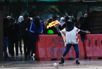 Las manifestaciones comenzaron sobre las tres de la tarde de este jueves, 05 de marzo, al parecer un grupo de encapuchados estaba tirando piedras desde el interior del campus universitario.