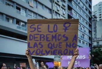 La indignación ante la ola de feminicidios en Latinoamérica, donde se estima que más de 3.800 mujeres son asesinadas cada año por razones de género, llevó este domingo nuevamente a las calles a un fortalecido movimiento feminista que ha alcanzado, como nunca antes, marcar la agenda política y social de la región.