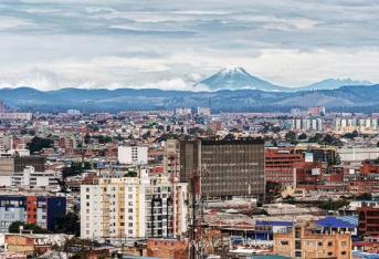 Gracias a la recuperación de la calidad del aire en Bogotá, los ciudadanos lograron ver el Nevado del Tolima  desde diferentes puntos de la capital. Esta fotografía fue tomada desde la calle 26 con Caracas.