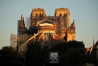 Este 15 de abril se cumple 1 año del incendio de Notre Dame, la cual está ubicada en París, la capital de Francia. Las autoridades francesas esperan reabrir al público la catedral en el 2024, pese a que las obras de restauración están frenadas por la pandemia del coronavirus.