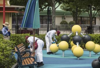 El parque Disney de Shanghái volvió a abrir sus puertas al público este lunes pero con restricciones, un signo de la vuelta progresiva a la normalidad en China pese a la amenaza persistente del coronavirus.
