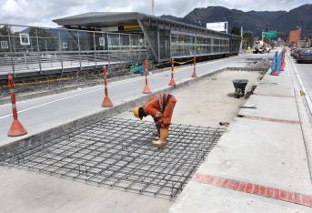 Hace casi diez años, el país se indignó cuando salió de las sombras un caso de corrupción que se gestó en el corazón de Bogotá y al que se denominó el ‘carrusel de contratos’. Ese entramado corrupto se dio en el 2007, cuando al Grupo Nule, un poderoso emporio que manejaba negocios de infraestructura en la capital, se le adjudicó el 70 por ciento de la construcción de la troncal de TransMilenio por la calle 26 y la rehabilitación de la malla vial, proyecto por el que habrían pagado sobornos, que se extendieron a exconcejales, contratistas, un contralor distrital, un personero, entre otros.