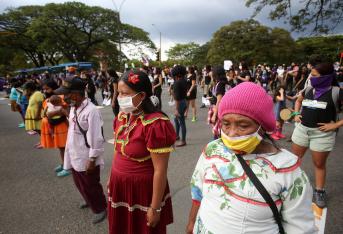 Las mujeres, hombres y algunos indígenas de la comunidad Embera, bloquearon la calle 5 por cerca de una hora, manifestándose pacíficamente en contra de los abusos de algunos militares y cantaron el himno feminista "Un violador en tu camino!, frente a la instalación militar.