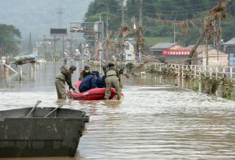 Equipos de rescate en 
Japón intensificaban el lunes las operaciones de búsqueda de sobrevivientes tras las inundaciones y deslizamientos de tierra en el suroeste del país, que han dejado decenas de muertos según un balance provisional.