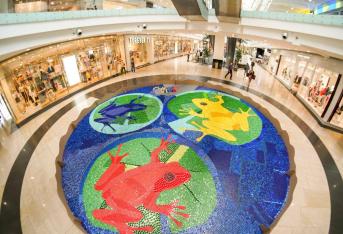 Con más de 200 mil tapas, en el centro comercial Cacique, formaron un tapete de 12 metros de diámetro en homenaje a Colombia.
